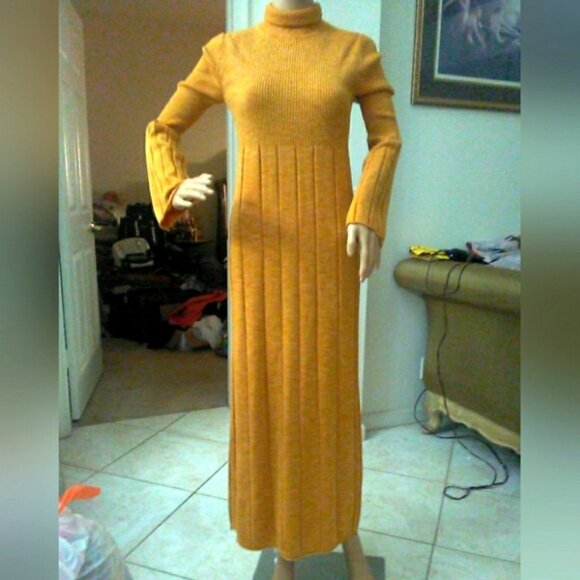 BNWOT MAXI SWEATER DRESS SZ. SM BY ELIZABETH & JAMES 100% WOOL GOLDEN COLOR LUX - Picture 1 of 13